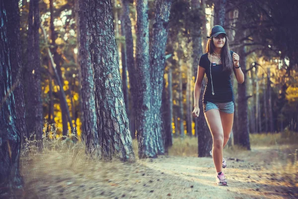 Pěkná Mladá Žena Ranní Joging Lese Letní — Stock fotografie