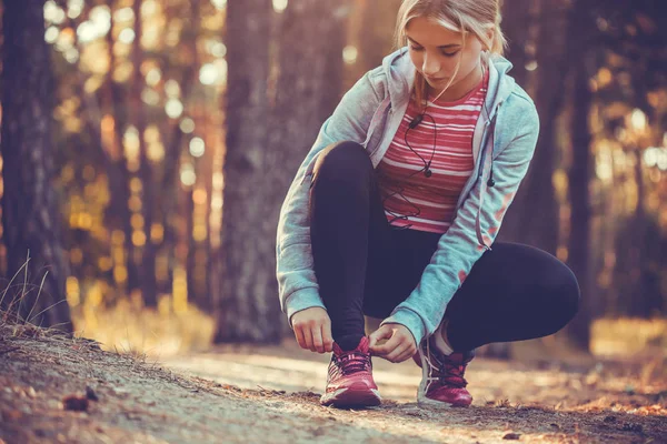 Kvinna Löpare Knyta Skosnören Sneakers Morgon Jogga Skogen Fitness — Stockfoto