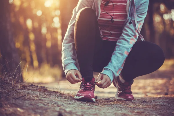 Kobieta Runner Wiązania Sznurowadeł Trampki Rano Lesie Fitness — Zdjęcie stockowe