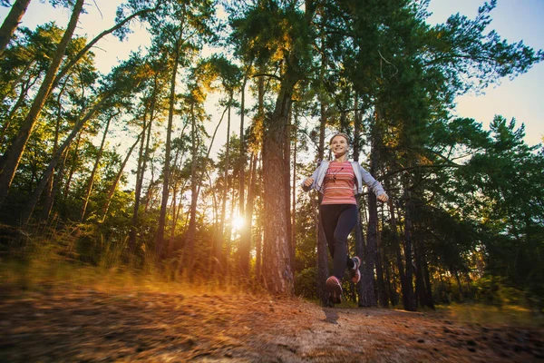 Menina Agradável Manhã Correndo Uma Floresta Verão — Fotografia de Stock