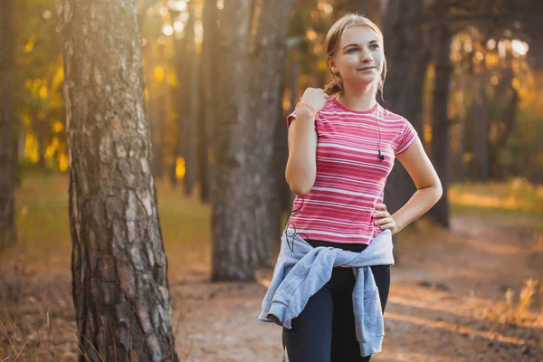 Pěkná Mladá Dívka Joging Ráno Lese Letní — Stock fotografie