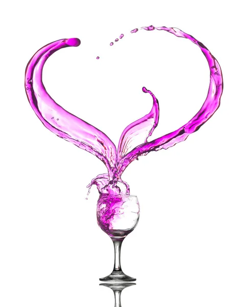 ピンクのワインのガラス ハート スプラッシュ 白で隔離 — ストック写真
