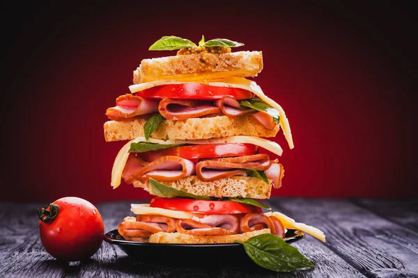 Club Sandwich Bazylii Pomidor Ser Szynka Czarny Drewniany Stół — Zdjęcie stockowe