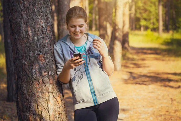 sabah joging yaz ormandaki güzel genç kız