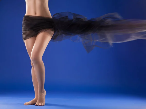 Schöner weiblicher Körper mit schwarzer Stoffschlaufe auf blauem Hintergrund — Stockfoto