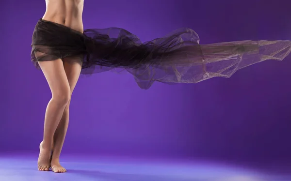 Schöner weiblicher Körper mit schwarzer Stoffschlaufe auf lila — Stockfoto
