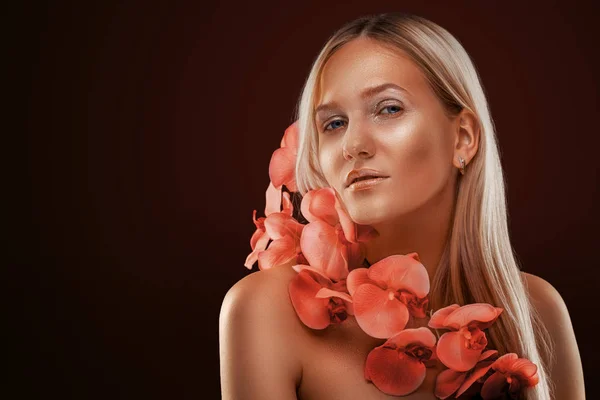 Portret van een meisje. Gouden stralende make-up op de donkere achtergrond — Stockfoto