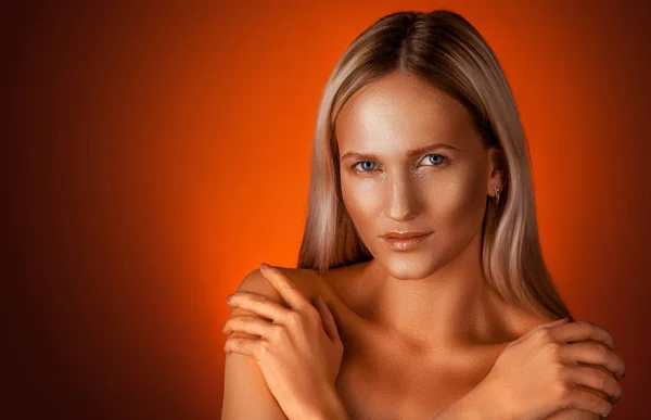 Portrét dívky. Zlaté zářící make-up na tmavém pozadí — Stock fotografie