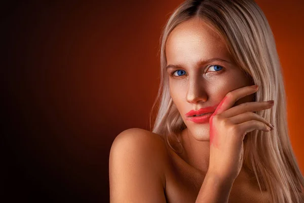 Porträt eines Mädchens. goldglänzendes Make-up auf dunklem Hintergrund — Stockfoto