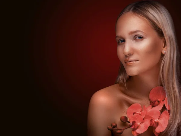 Porträtt av en flicka. Gyllene lysande makeup på den mörka bakgrunden — Stockfoto