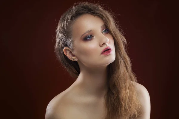 Retrato de una chica. maquillaje de día sobre el fondo oscuro — Foto de Stock