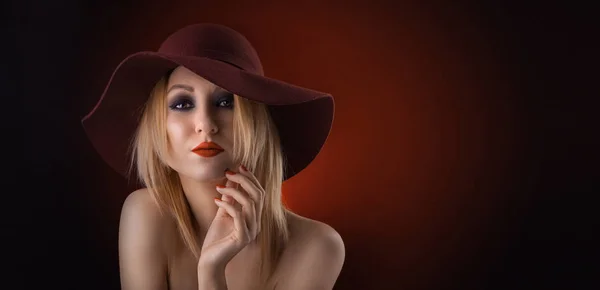 金髪の女性の肖像。赤の背景にイブニングメイクアップ — ストック写真