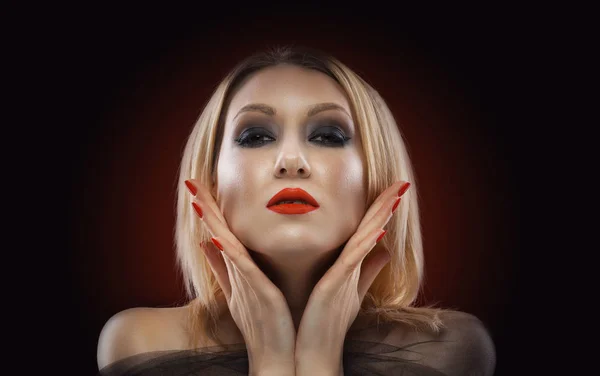 Portrét blond ženy. večerní make-up na červeném pozadí — Stock fotografie