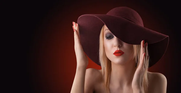 Retrato de uma mulher loira. maquiagem à noite no fundo vermelho — Fotografia de Stock