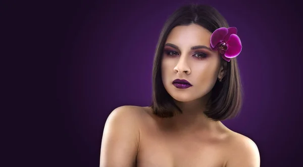 Krásný portrét dívky. večerní make-up na tmavém pozadí — Stock fotografie