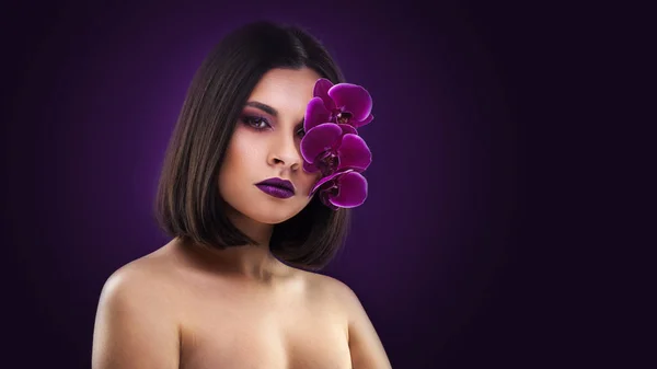 Retrato de beleza de uma menina. maquiagem à noite no fundo escuro — Fotografia de Stock