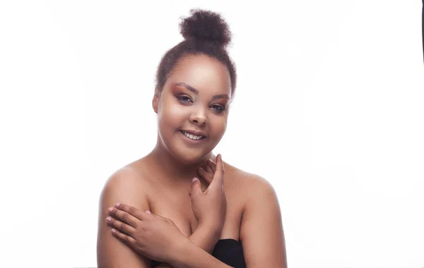 Hermoso retrato de estudio de cara de mujer africana negra . —  Fotos de Stock