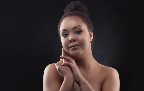 Beautiful black african woman face studio portrait. — Stock Photo, Image