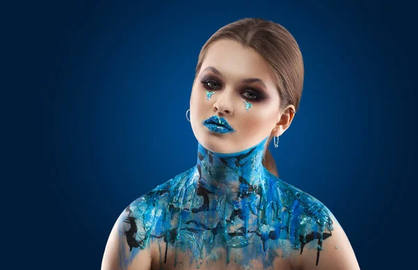Maquiagem turquesa criativa e arte corporal em um fundo azul . — Fotografia de Stock
