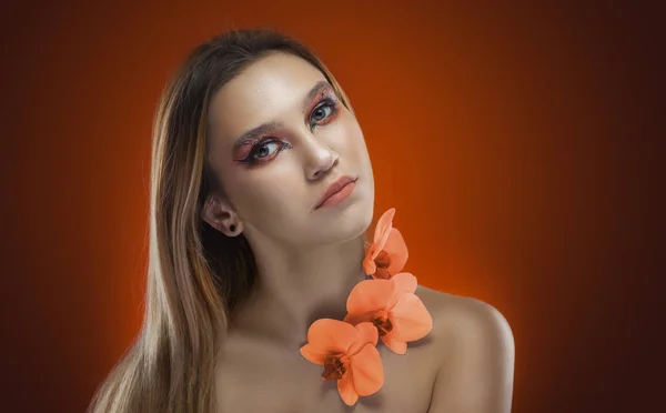 Portrét dívky. Luxusní zářivý make-up na tmavém pozadí — Stock fotografie