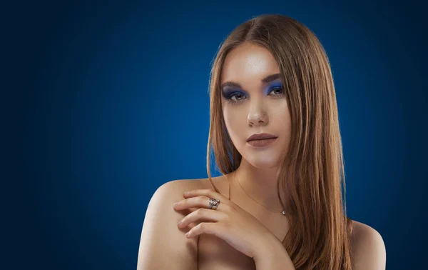 Kreativní modrý make-up a tělíčky na modrém pozadí. — Stock fotografie