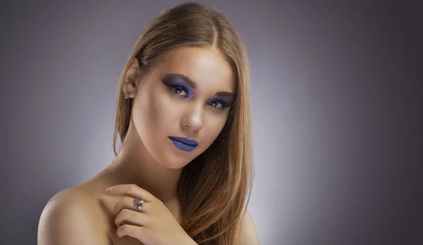 Creatieve Turquoise make-up en Body Art op een grijze achtergrond. — Stockfoto