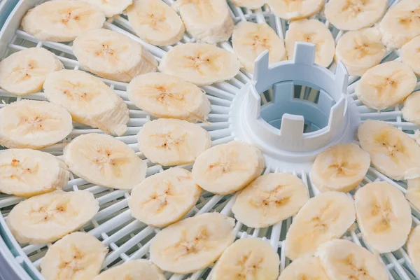 Tranches de banane sur des plateaux de séchoir à fruits électrique spécial — Photo