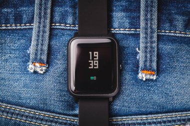 ginos arka planda akıllı saatler. makro fotoğrafçılık. teknoloji kavramı