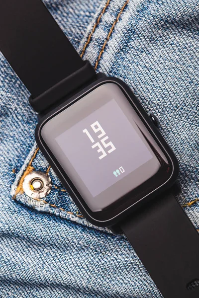 Έξυπνα ρολόγια σε φόντο Σαγουένγκ. μακρο-φωτογραφίας. έννοια της τεχνολογίας — Φωτογραφία Αρχείου