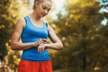 Ormanda koşu önce egzersizleri yapan güzel kadın atlet