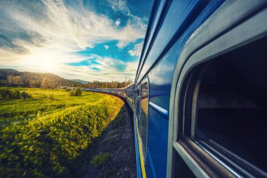 Mavi tren pitoresk bir yaz manzara hareket
