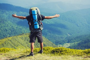 Bir turist bir dağ dolambaçlı yol yürür. Dağlarda yürüyüş yaz