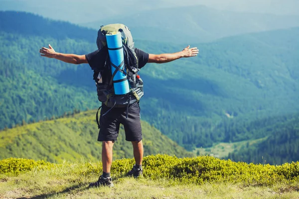 Ein Tourist wandert auf einem gewundenen Bergpfad. Sommer Wandern in den Bergen — Stockfoto