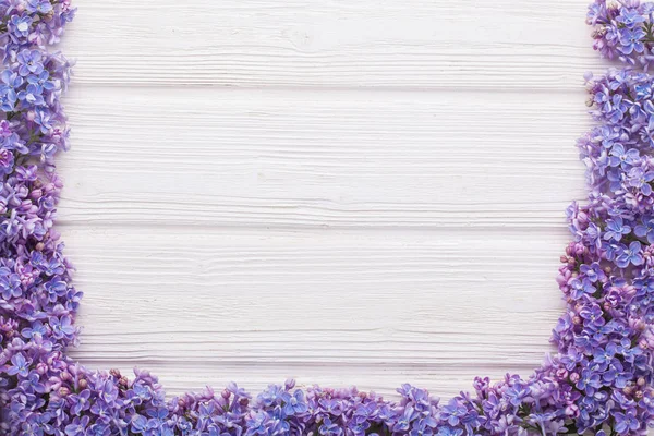 Lila takken op de witte houten tafel — Stockfoto