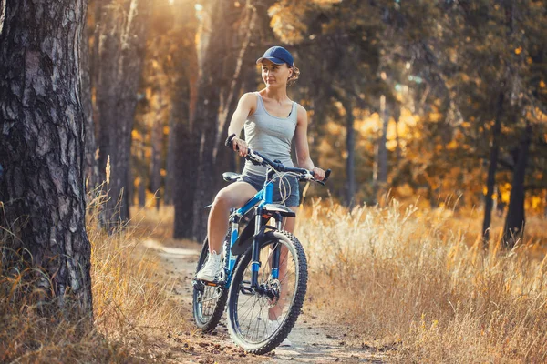 Cyclist cycling mountain bike on Pine forest trail — Stock Photo, Image