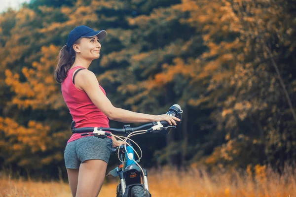 Yaz parkında kadın bisikletçi bisiklet dağ bisikleti — Stok fotoğraf