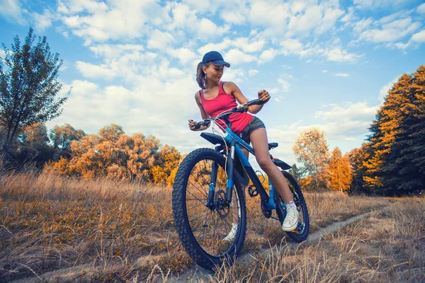 Radfahrer fährt Mountainbike auf Kiefernwaldweg — Stockfoto