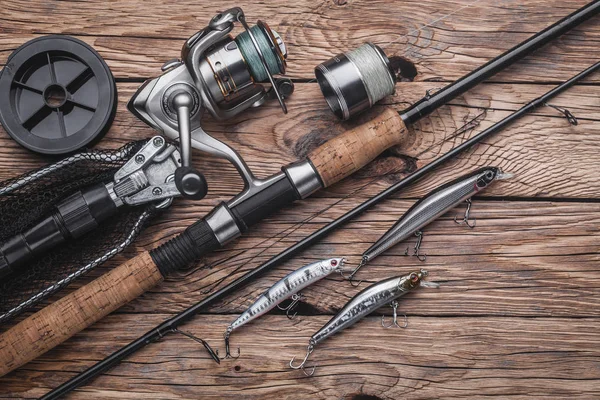 Риболовля для лову хижих риб. Дзвіночки, прядіння, котушка, рибальська лінія — стокове фото