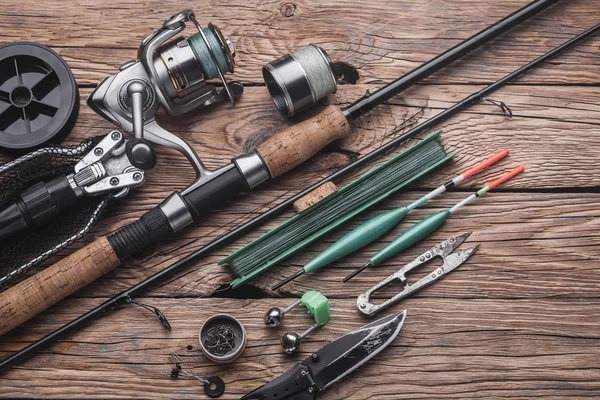 Aparejos de pesca para pescar peces tranquilos. Flotador, caña de pescar, carrete, línea de pesca —  Fotos de Stock