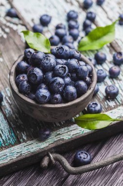 eski ahşap masada olgun yaban mersini çilek