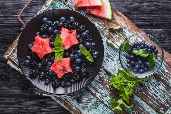 Frock blueberry, blackberry, semangka dan mint salad di meja kayu tua — Stok Foto