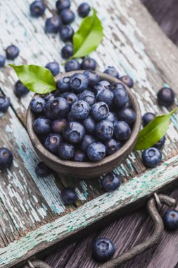 eski ahşap masada olgun yaban mersini çilek