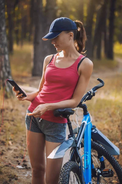 Kvinna cyklist gör Selfie i parken. — Stockfoto