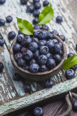eski ahşap masada olgun yaban mersini çilek