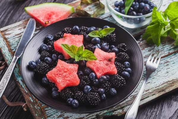 Frock Blueberry, BlackBerry, watermeloen en Mint salade op een oude houten tafel — Stockfoto