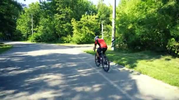 Młody człowiek rower na leśnej drodze w dzień Sammer — Wideo stockowe