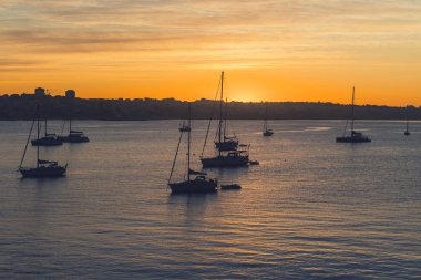 Okyanus koyunda gün doğumunda yat