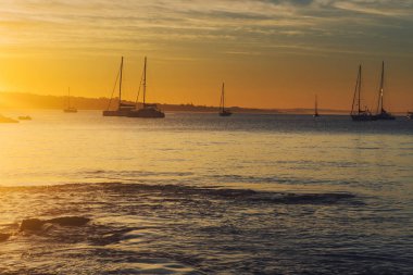 Okyanus koyunda gün doğumunda yat