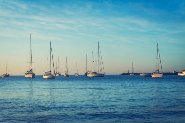 Okyanus koyunda gün doğumunda yat