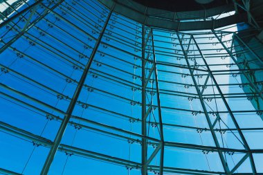 modern Cam gökdelen üzerinde bulutlu gökyüzü mavi bina